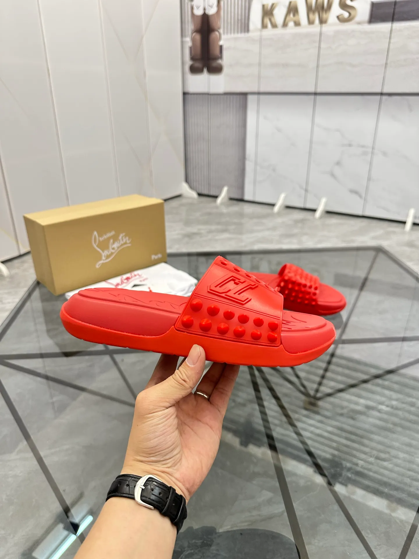 Men's shoes: 💰P300¥ Product trademark: CL red-soled shoes* "CL*" slippers Regular size: 38-44 (men's 45.46 can be customized) Product materials: imported cowhide upper, professional 5D craftsmanship, high-end rivets, sheepskin lining, original outsole. Number: 789